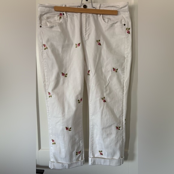 White and Flower Silver Capris - Picture 1 of 4